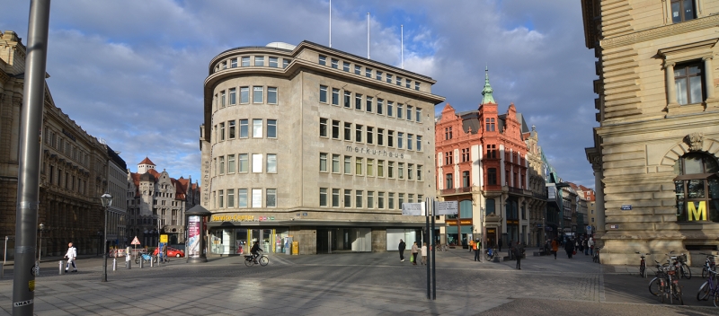 Das architektonisch anspruchsvolle Merkurhaus bildet das Entree zur Haupteinkaufsstraße Petersstraße